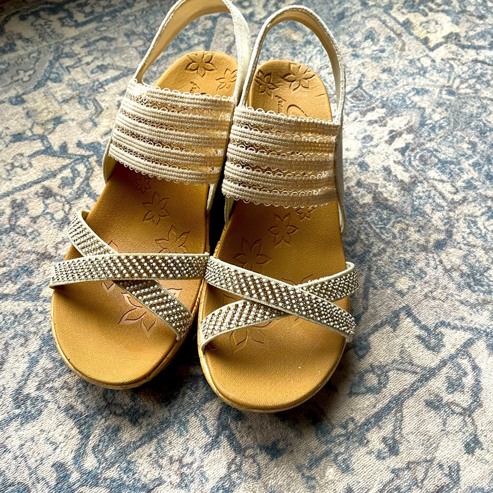 Size 6.5 Skechers wedge tan sandals. Worn once.
